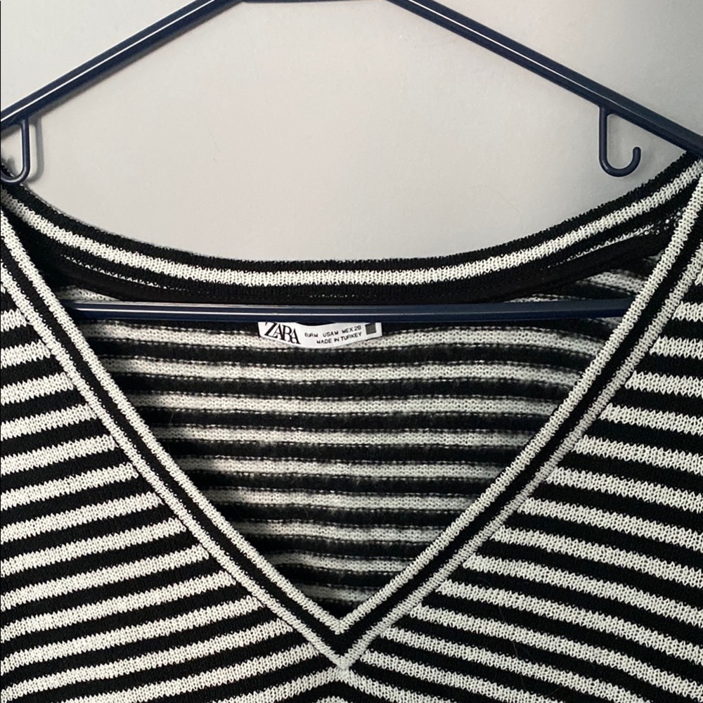 Zara Black and White V-Neck Sweater Classic Stripes - Picture 3 of 4